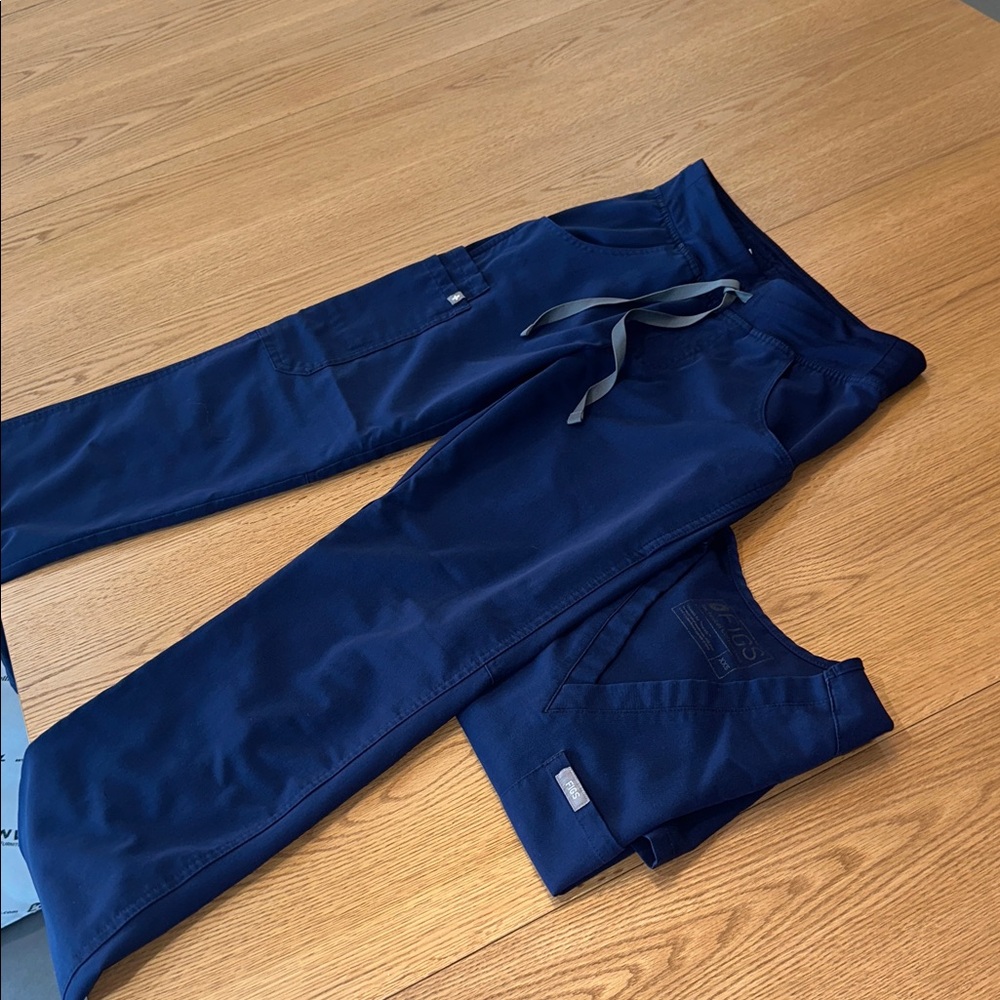 Figs Deep Blue Women's top and bottom scrubs - Picture 5 of 9